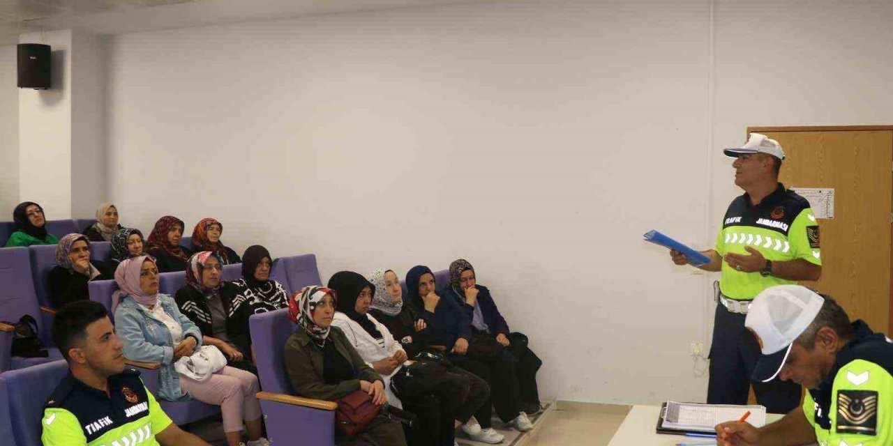 Jandarmadan 71 Okul Servis Şoförü Ve Rehber Personele Eğitim