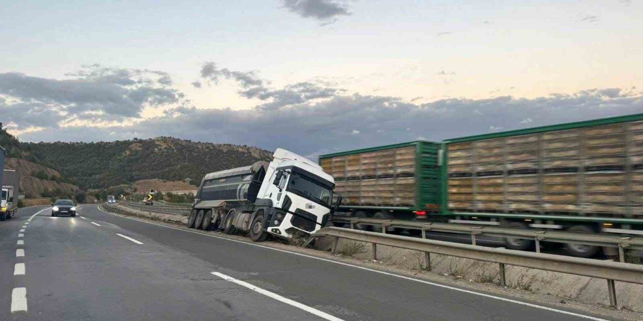 Kontrolden çıkan tır orta refüje çarptı, sürücüsü yaralandı