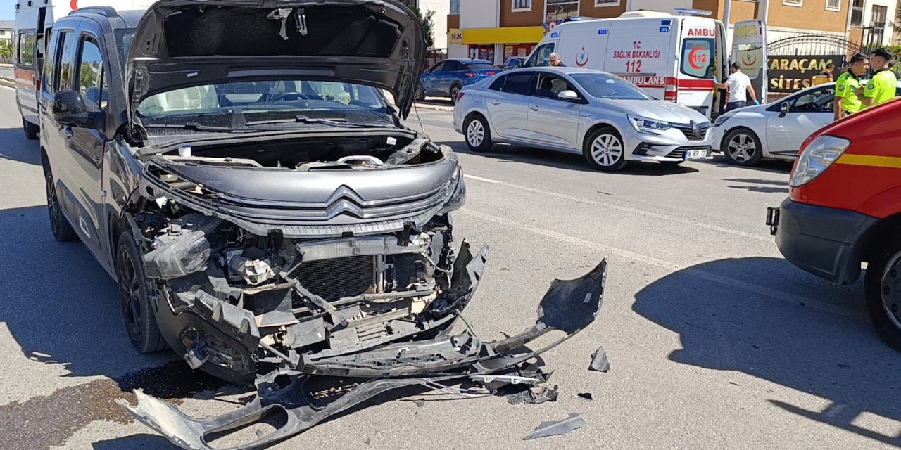 Hafif Ticari Araçla Otomobil Çarpıştı