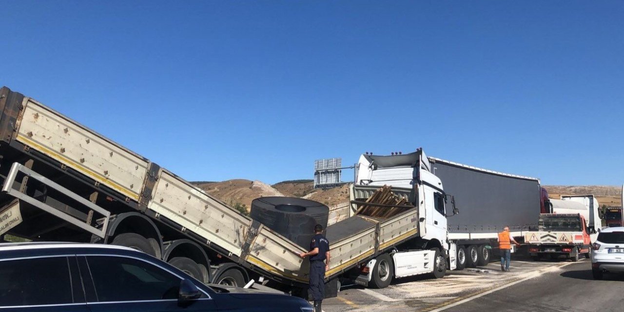 3 Aracın Karıştığı Zincirleme Trafik Kazasında 1 Kişi Yaralandı