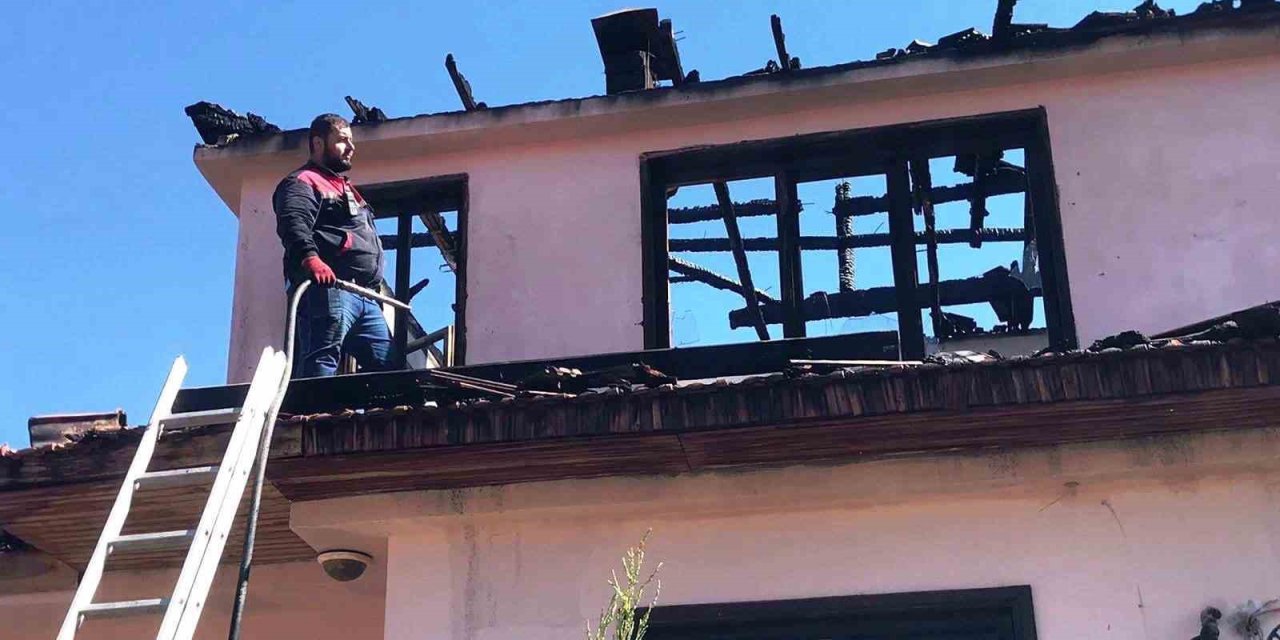 Evin Terasına Gözleme Yapmak İçin Yakılan Ateş Yangına Sebep Oldu