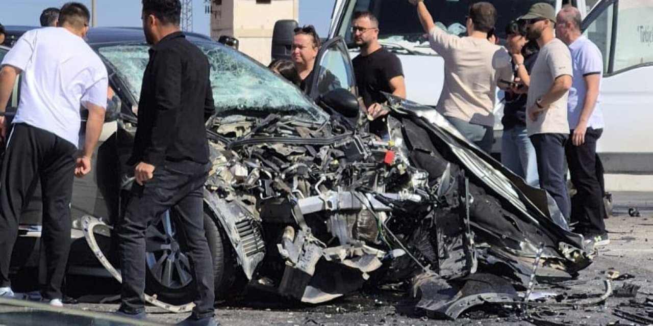 Otomobille Kamyonet Çarpıştı