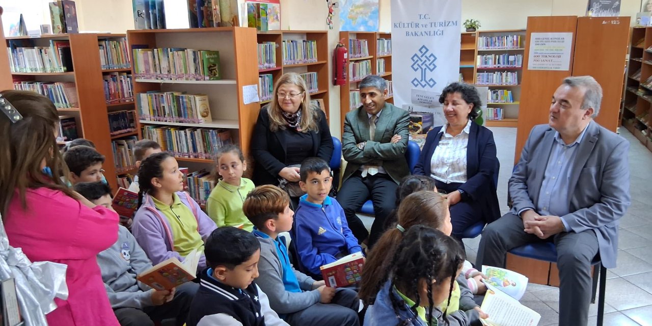 Kaymakam Öztürk Öğrencilerle Kitap Okudu