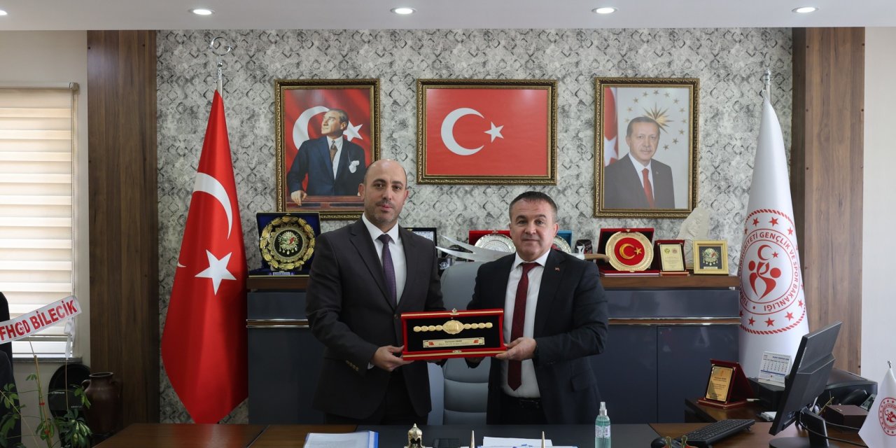 Müdür Demir'e Plaket Verildi