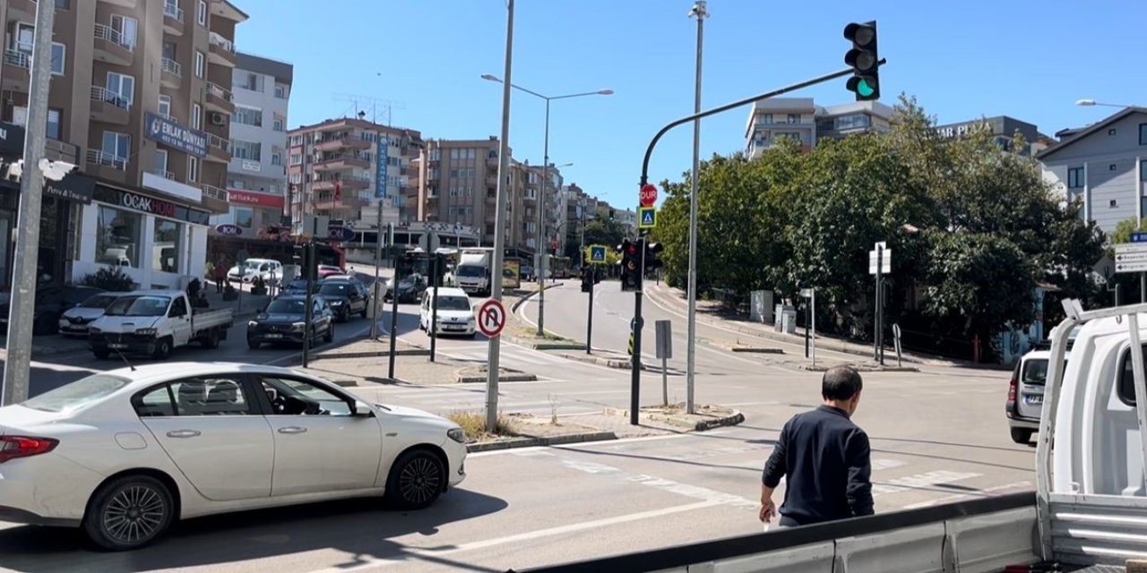 El Freni Çekilmeyen Otomobil Metrelerce Geri Gelip Kuyumcuya Daldı
