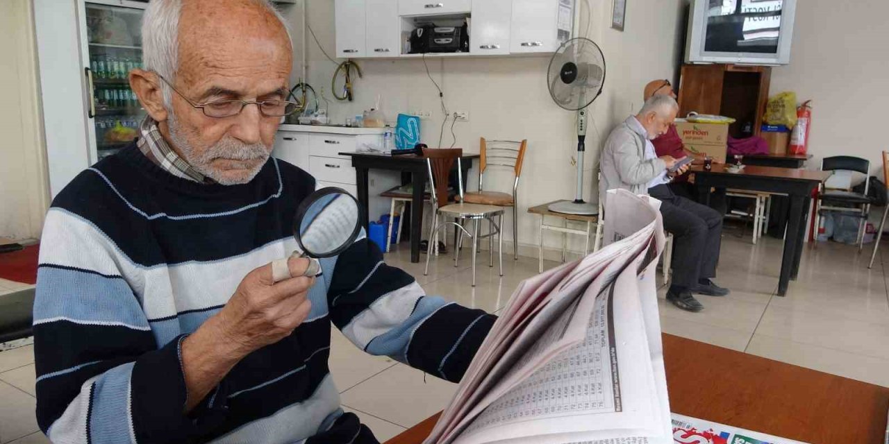 Gazeteleri Büyüteçle Okuyor