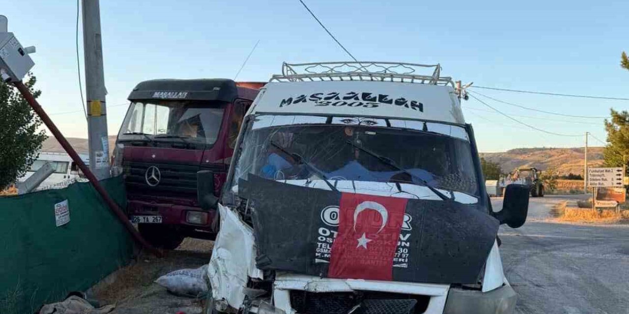 Tarım İşçilerini Taşıyan Minibüsle Kamyon Çarpıştı: 20 Yaralı