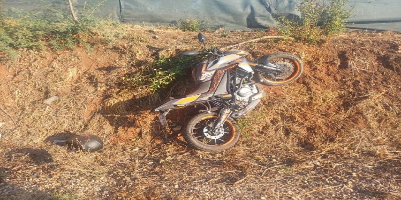 Seyir halindeki motosiklet devrildi sürücüsü yaralandı