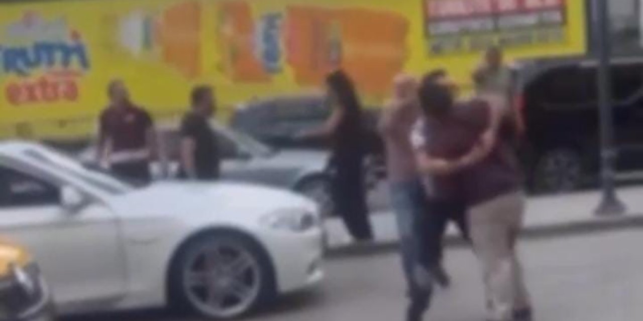 Trafik Tartışması Yola Taştı...Birbirlerine Girdiler Kavgayı Çevredekiler Ayırdı