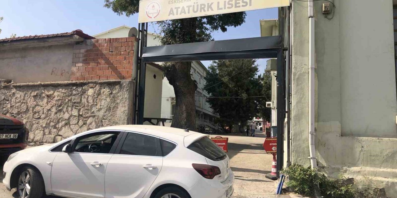 Kamyon Kasasının Takıldığı Okul Kapısında Zarar Oluştu