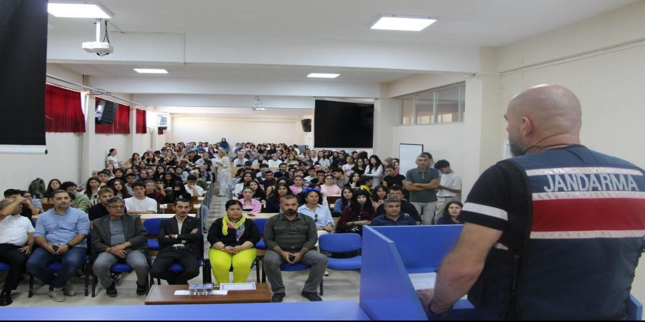 Jandarmadan Öğrencilere Siber Güvenlik Eğitimi