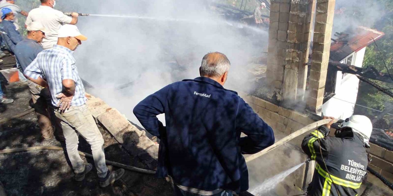 Bir Evde Çıkan Yangın Ormana Sıçramadan Söndürüldü