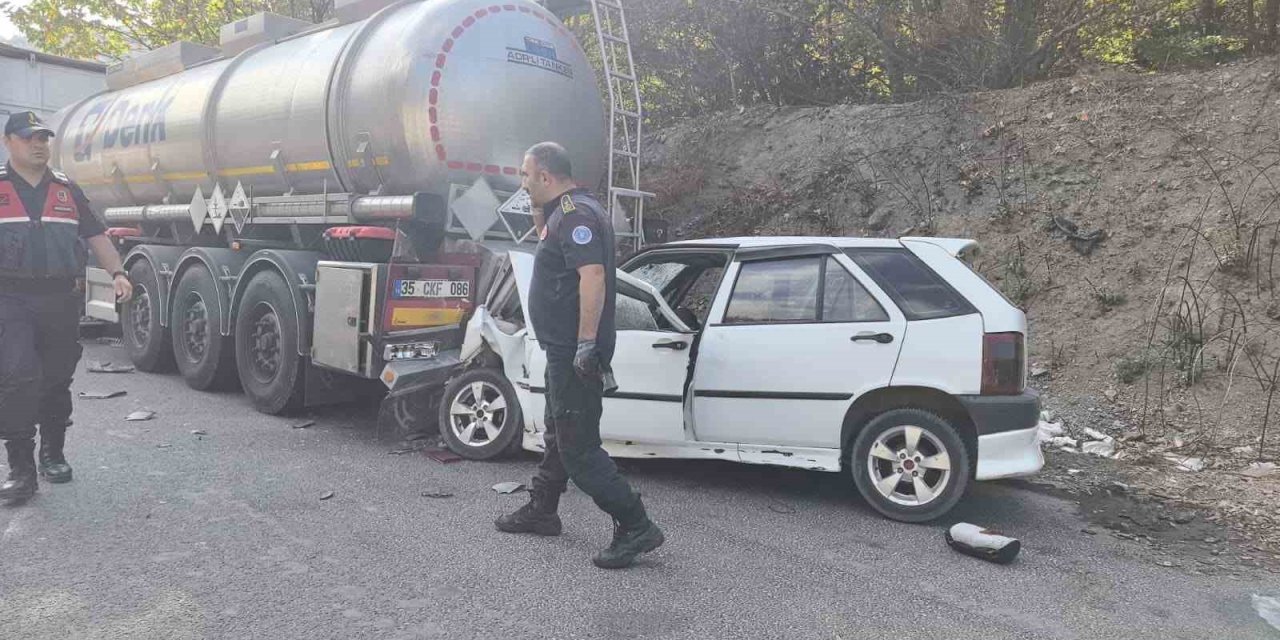 Kontrolden Çıkan Otomobil Asit Yüklü Tankere Çarptı