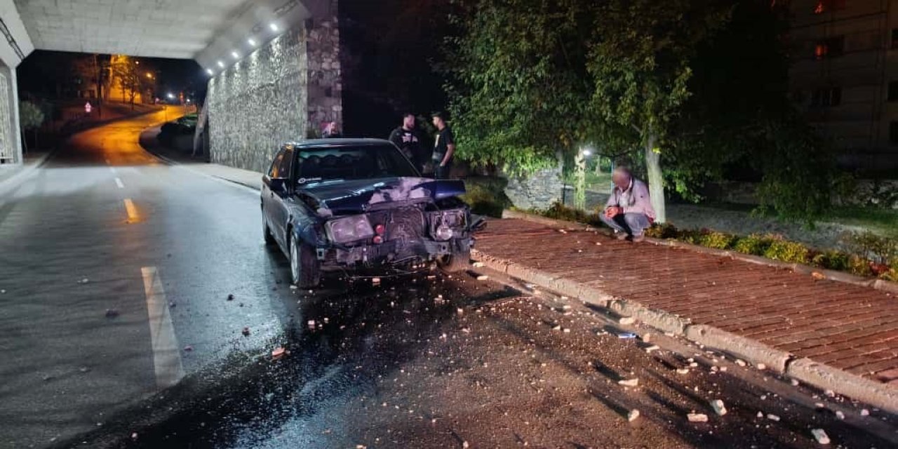 Alkollü Sürücü, Elektrik Direğine Çarpıp Olay Yerinden Kaçtı