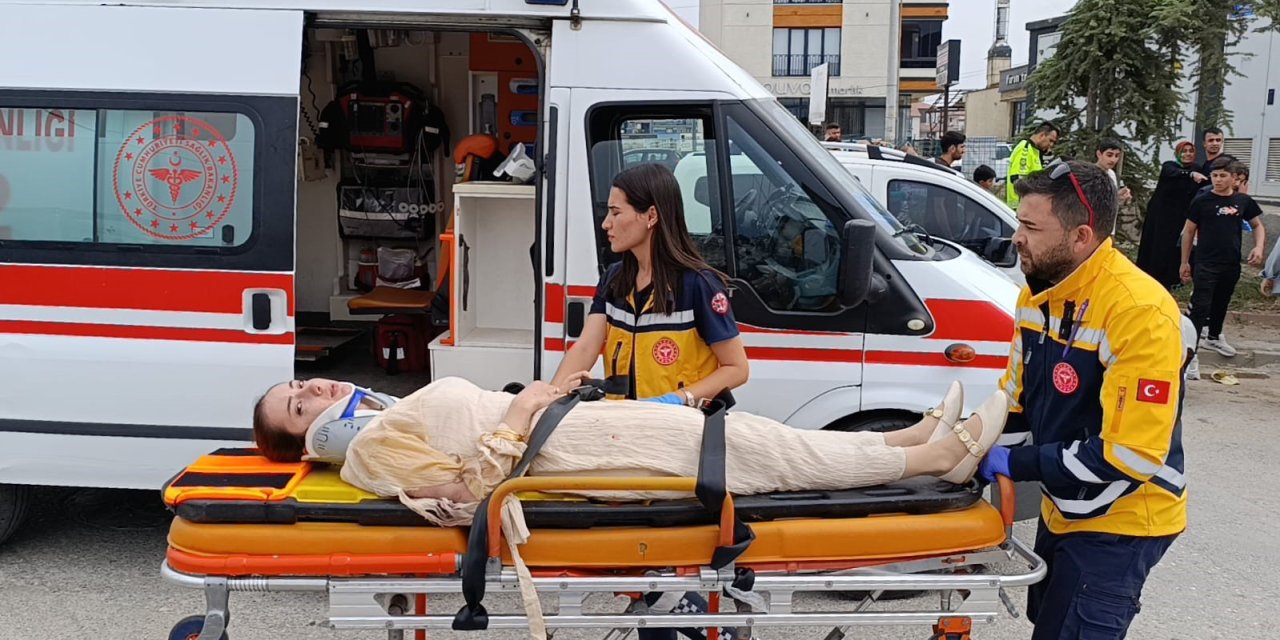 İki Otomobil Çarpıştı, 3 Kişi Yaralandı