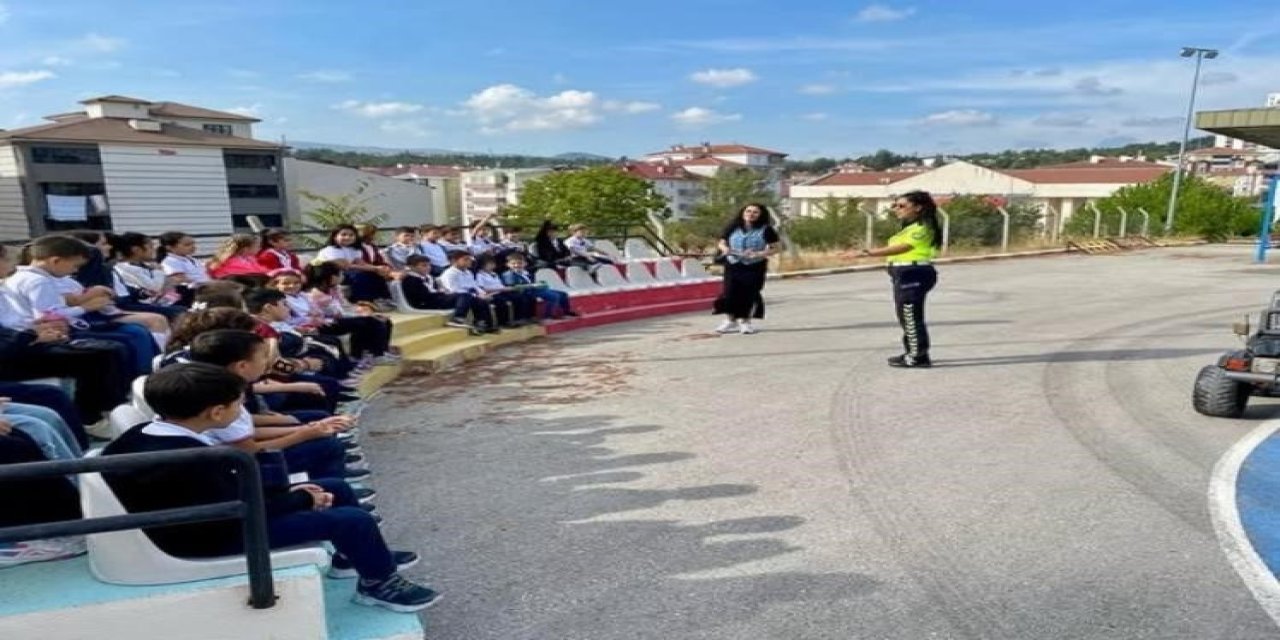 Miniklere Trafikte Bilinç Eğitimi Verildi