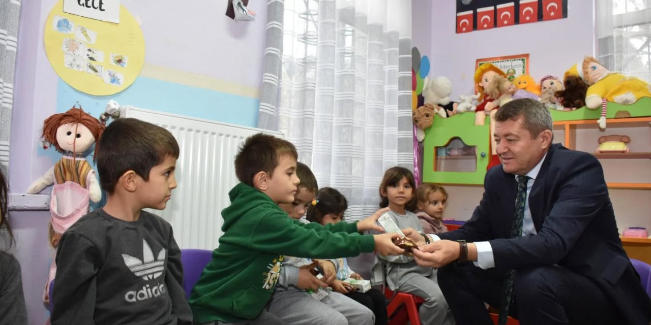 Müdür Şimşek'ten Öğrencilere Süt İkramı