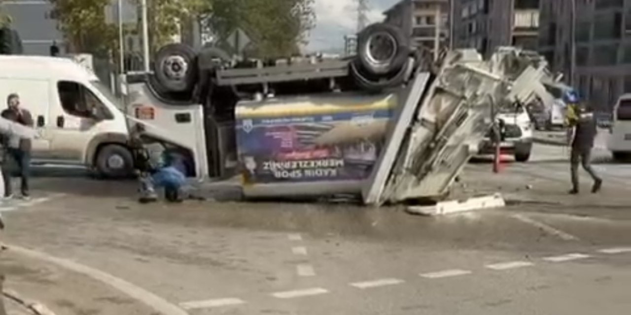 Çöp Kamyonu Refüje Girdikten Sonra Takla Attı: Kaza Anı Kamerada