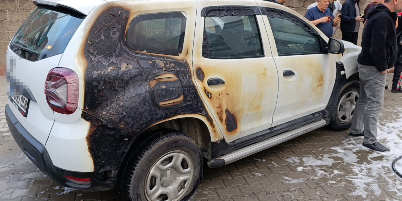 Park Halindeki Otomobil Alev Alev Yandı, Yangın İki Araca Sıçradı