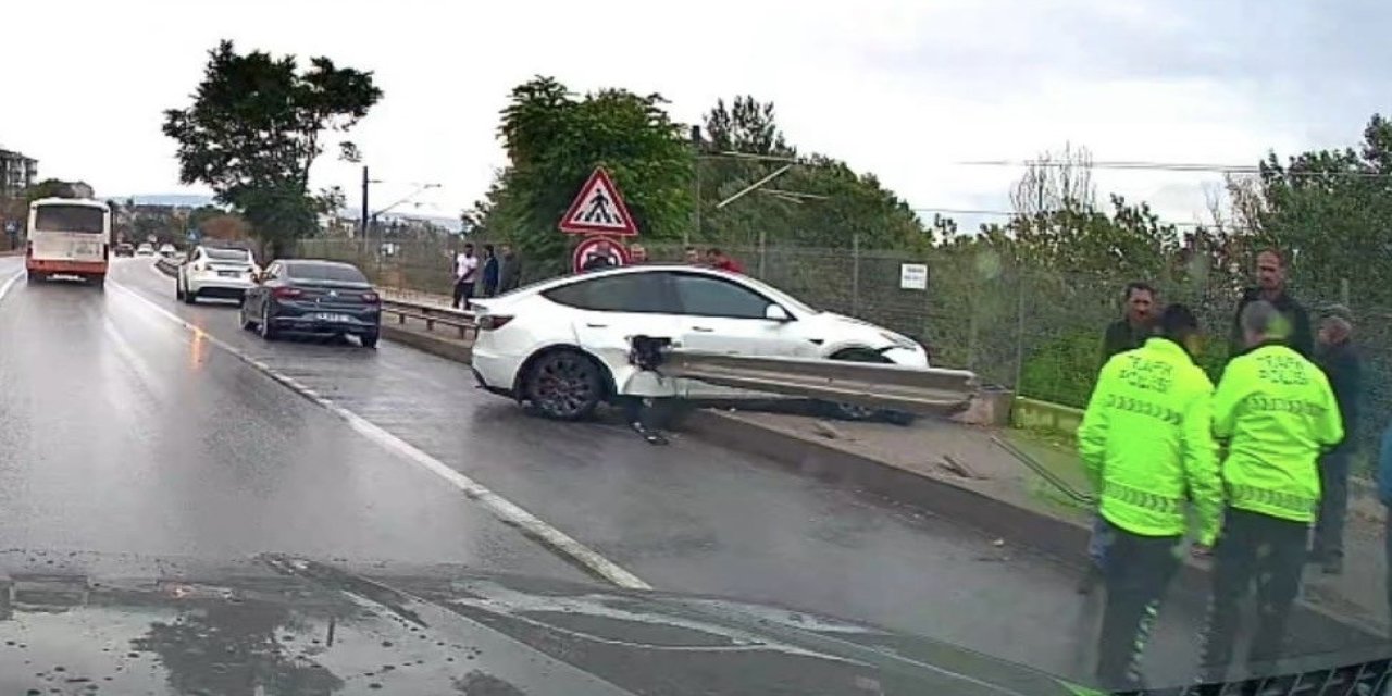 Kontrolden Çıkan Araç Bariyere Saplandı