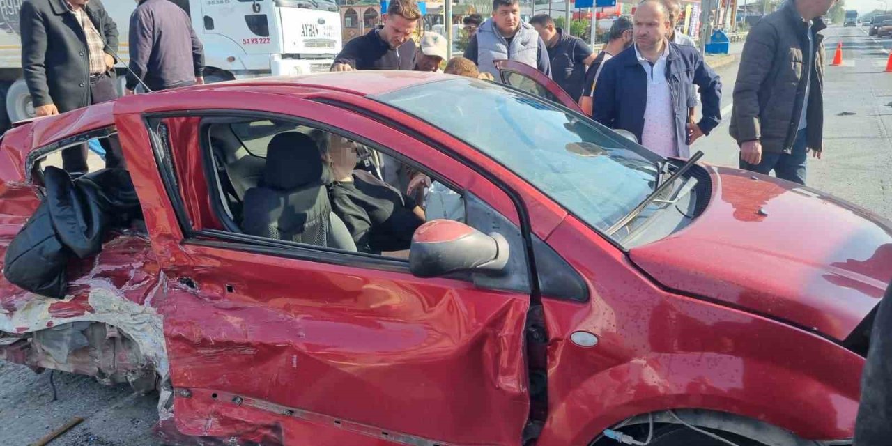 Cip İle Çarpışan Otomobilin Arka Tekerlekleri Yola Fırladı: 2 Yaralı