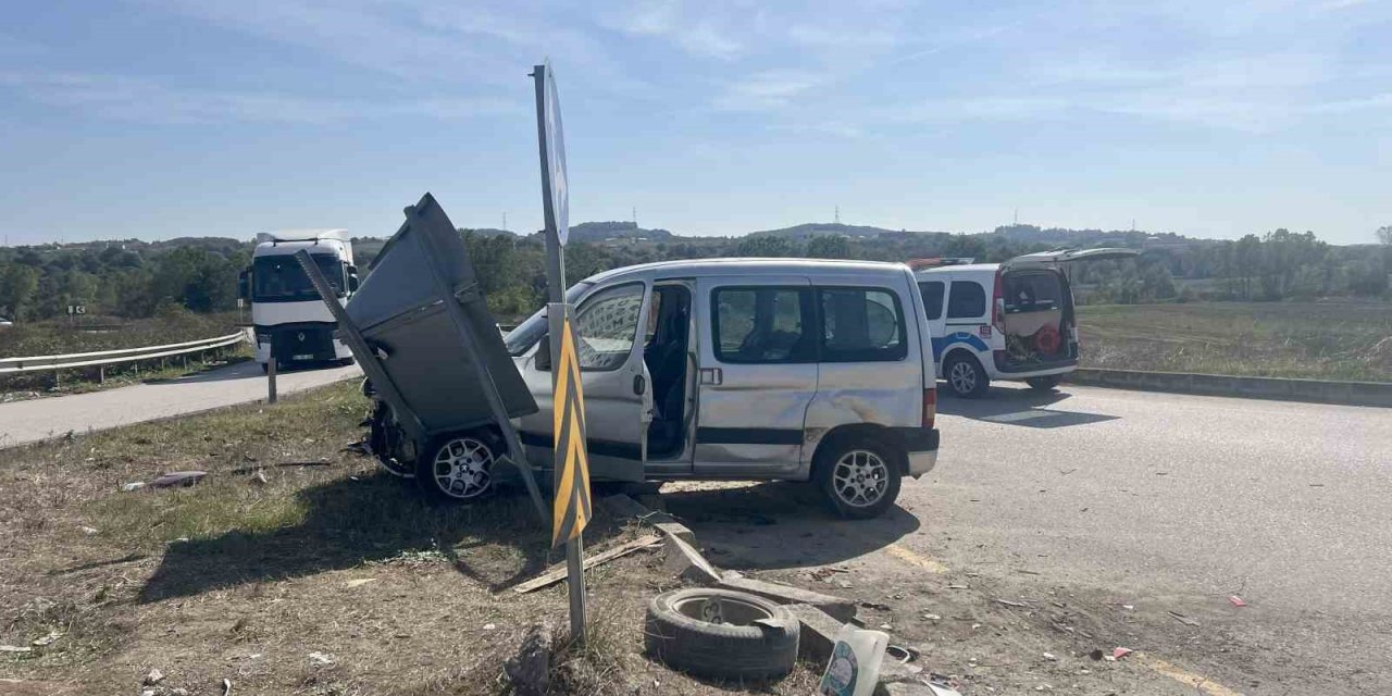 Hafif Ticari Araç İle Panelvan Çarpıştı: 1 Yaralı