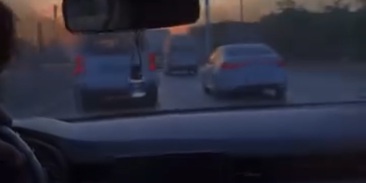 Makas Atarak Trafiği Tehlikeye Attı, O Anları Kayda Aldırıp Paylaştı