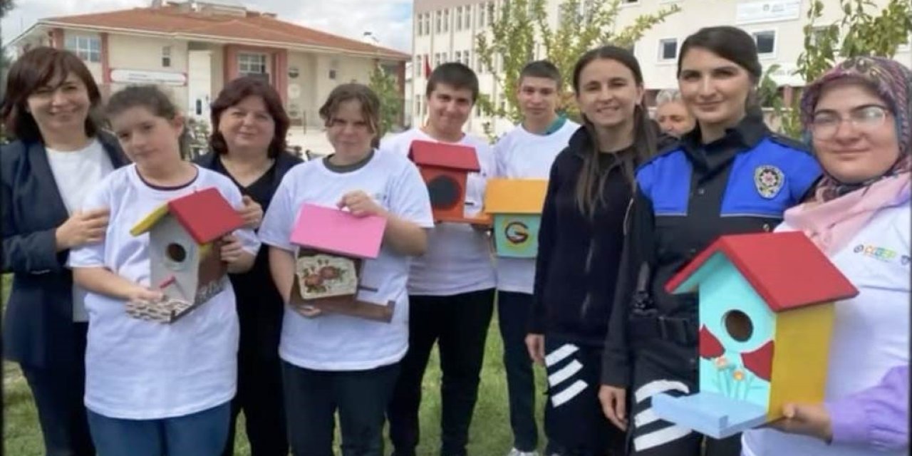 Özel Öğrencilere Yönelik Ahşap Kuş Evleri Boyama Etkinliği
