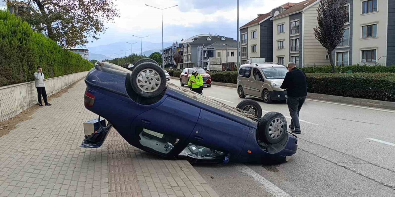 Kaza Yapan Otomobil Takla Atarak Ters Durdu
