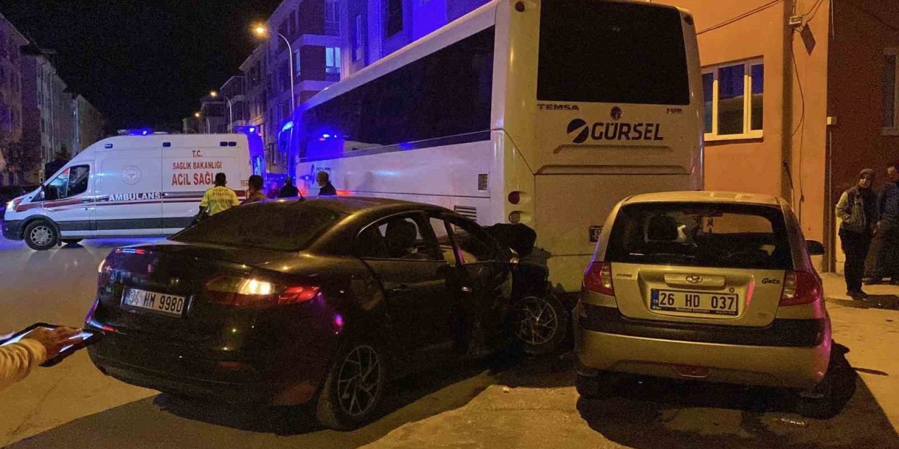 İki Otomobil Park Halindeki Otobüse Çarptı: 1 Yaralı