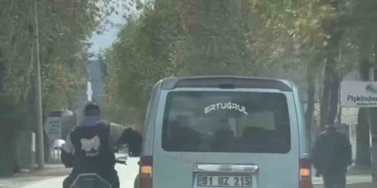 Trafikte Tehlikeli Anlar Kamerada: Sohbet Etmek İçin Seyir Halindeki Araca Yaslandı