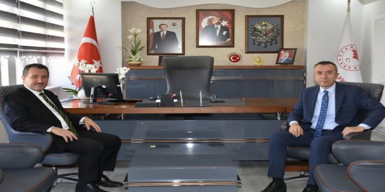 Müftü Dilek’ten Tarım Müdürü Ayvalık’a Kur’an-ı Kerim Hediyesi