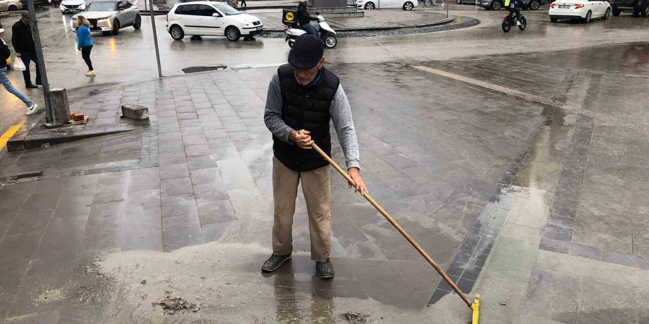 Caddeyi Görevliler Değil 63 Yaşındaki Vatandaş Temizledi