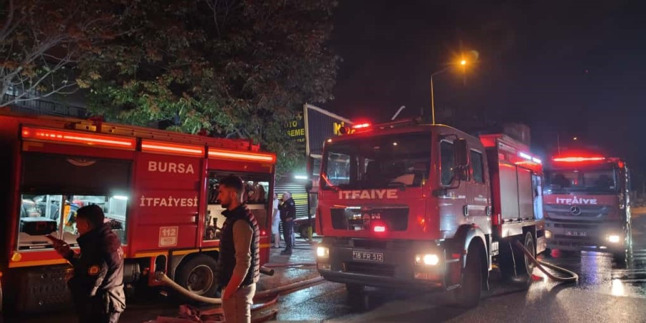 4 Dükkan Alevlere Teslim Oldu