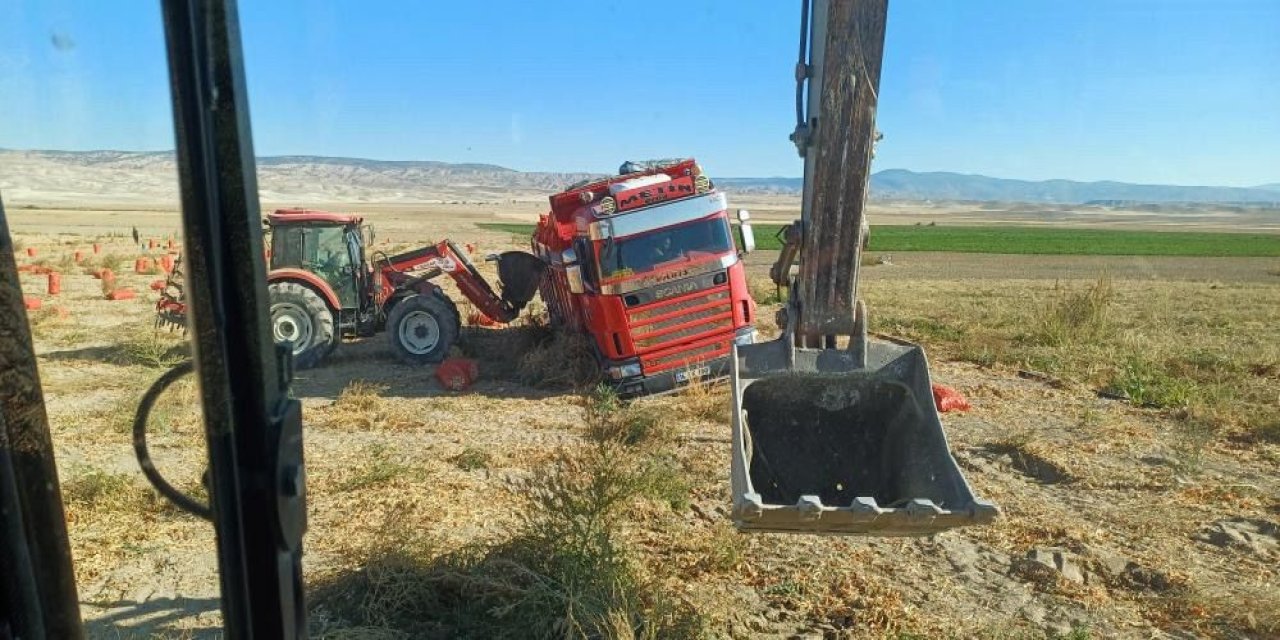 Tonlarca Soğan Taşıyan Tır Islak Arazide Toprağa Gömüldü
