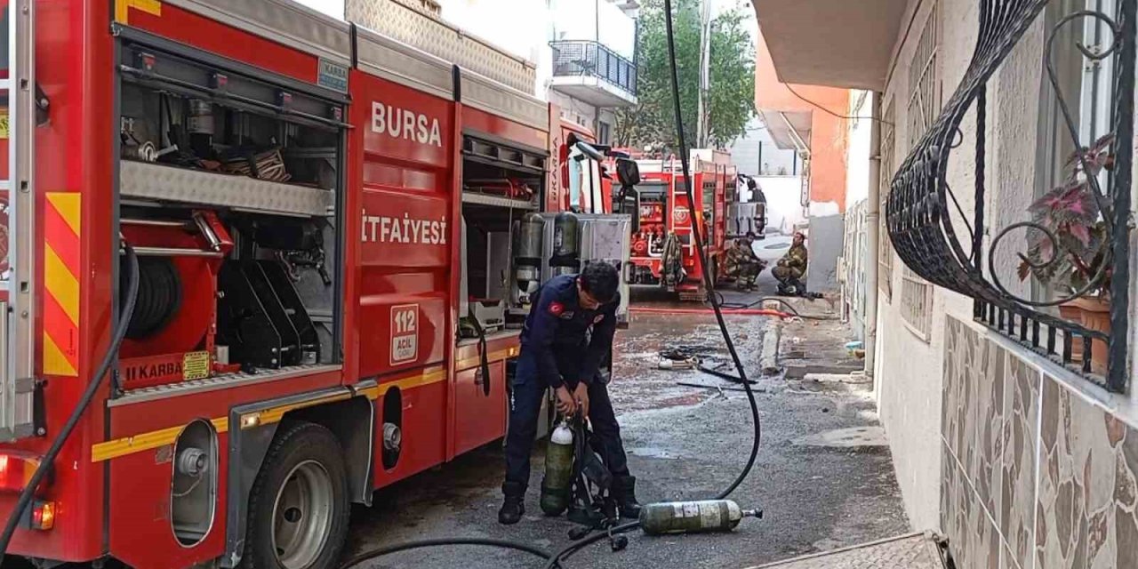 Çatı Katında Çıkan Yangın Paniğe Neden Oldu