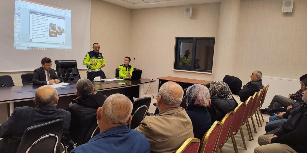 Okul Servis Sürücülerine Trafik Güvenliği Ve Servis Hizmetleri Eğitimi