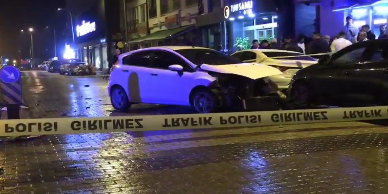Otomobiller Çarpıştı: 3 Kişi Yaralandı