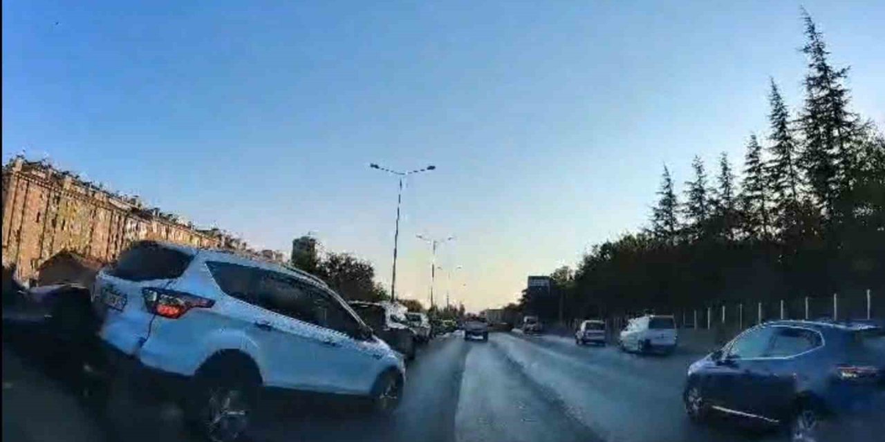 Kazadan Dolayı Yavaşlayan Araca Otomobilin Arkadan Çarpma Anı Kamerada