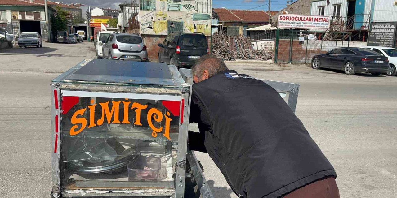 4 Çocuğunu Simit Satarak Okutuyor