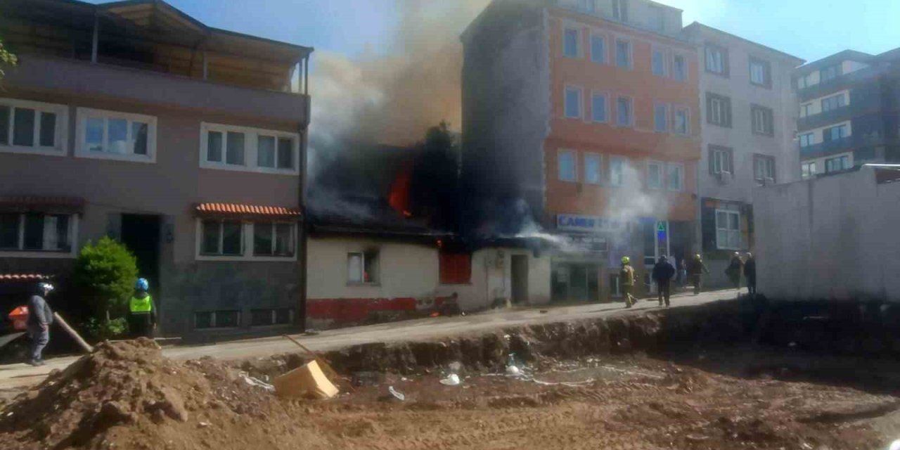 2 Katlı Müstakil Ev Alev Alev Yandı