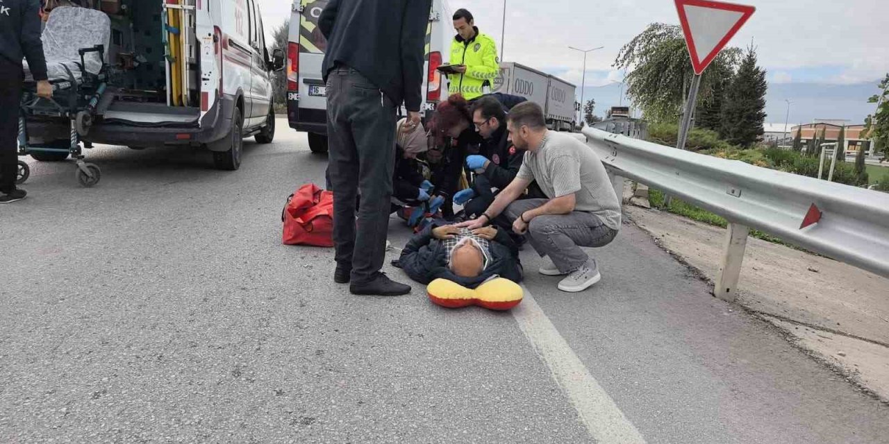 Servis Minibüsünün Çarptığı Yaşlı Adam Ağır Yaralandı