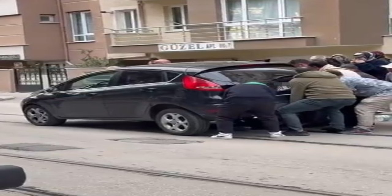 Otomobilin Altında Kalan 8 Yaşındaki Çocuk Yaralandı