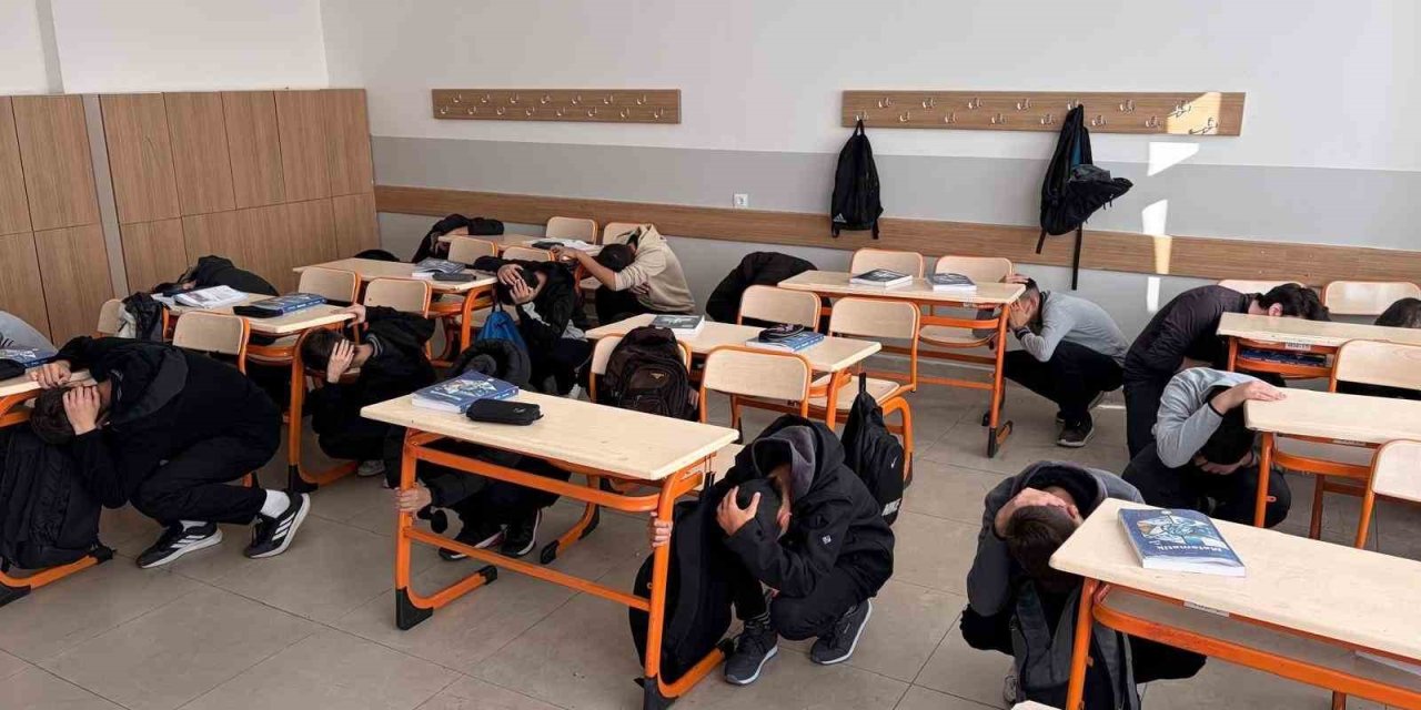 Tüm Okullarda Eş Zamanlı Deprem Tatbikatı