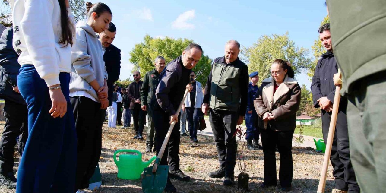 Öğrenciler, Polis Ekipleriyle Birlikte Fidan Dikti