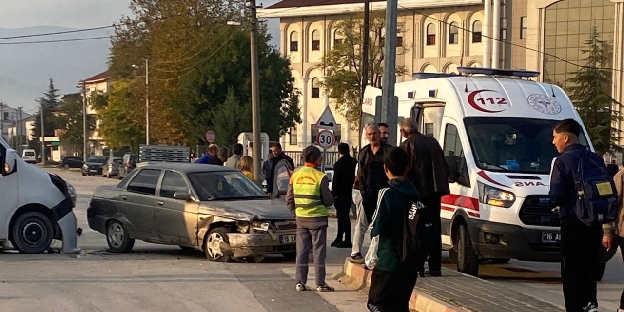 Ara Sokaktan Çıkan Servis Kazaya Sebep Oldu: 1 Yaralı