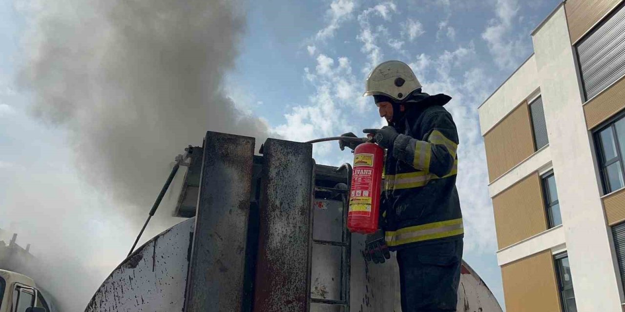Zift Tankerindeki Yangın Ekiplerce Söndürüldü