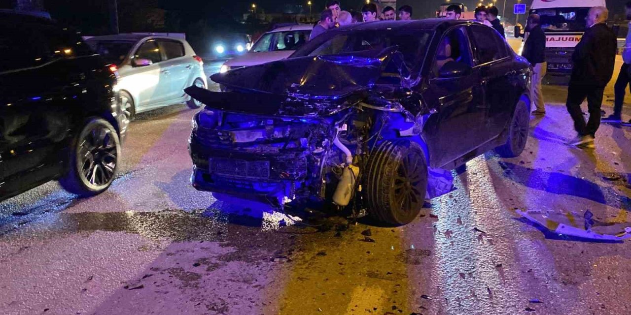 Zincirleme Kazada 5 Araç Birbirine Girdi, 3 Kişi Yaralandı