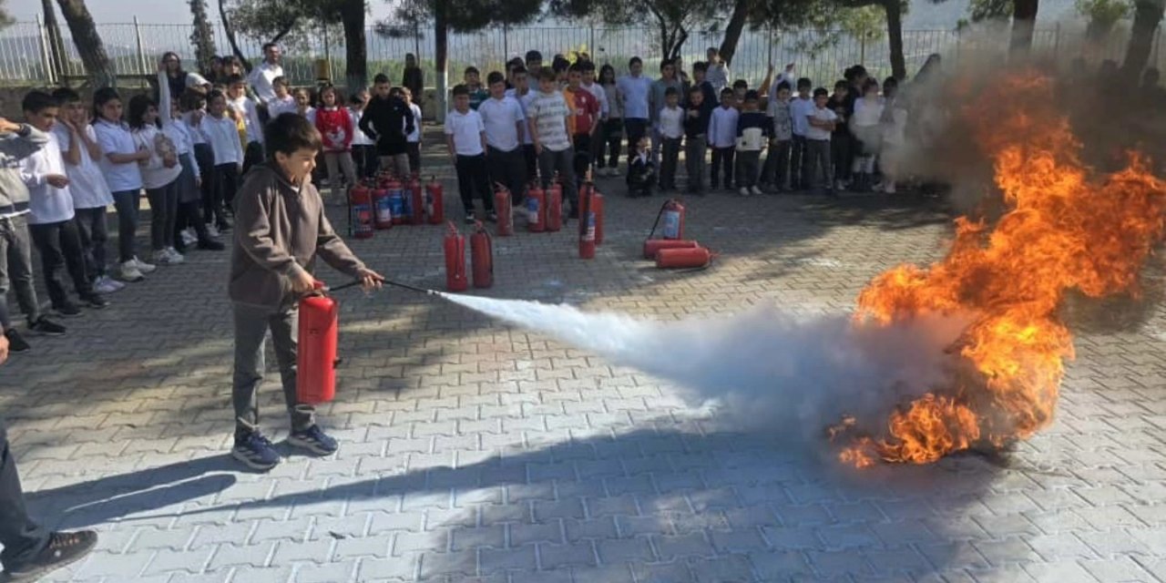 Minik İtfaiyeciler Yangın Güvenliğini Öğrendi