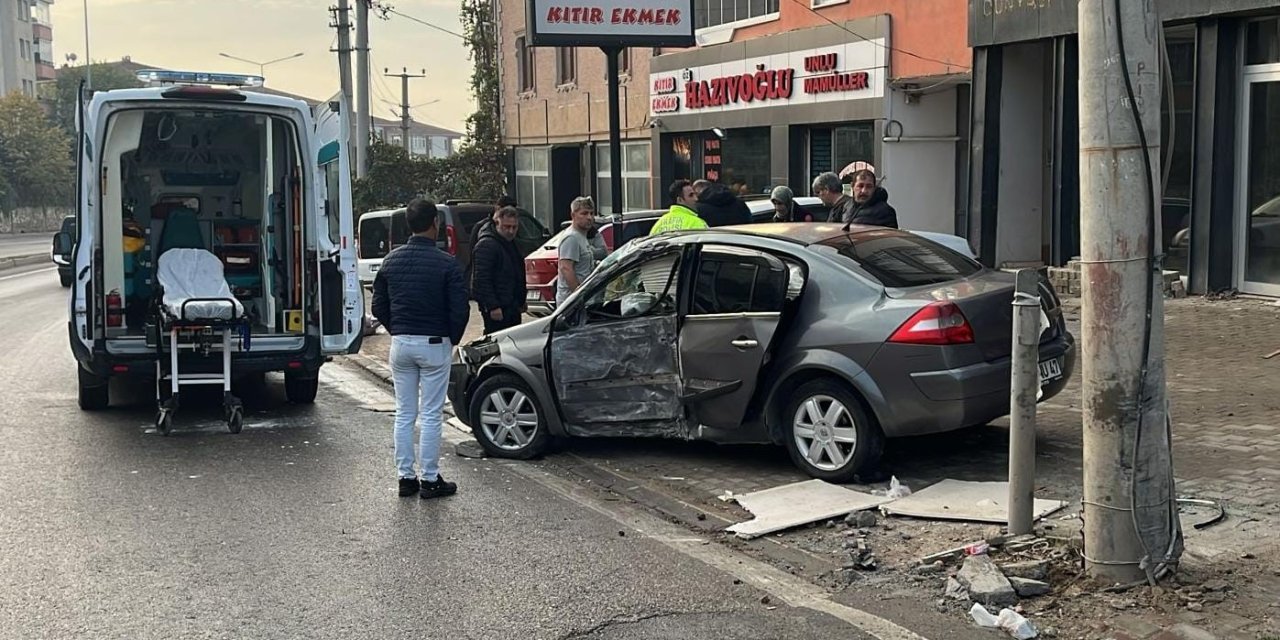 Beton Direğe Çarpan Otomobil Sürücüsü Yaralandı
